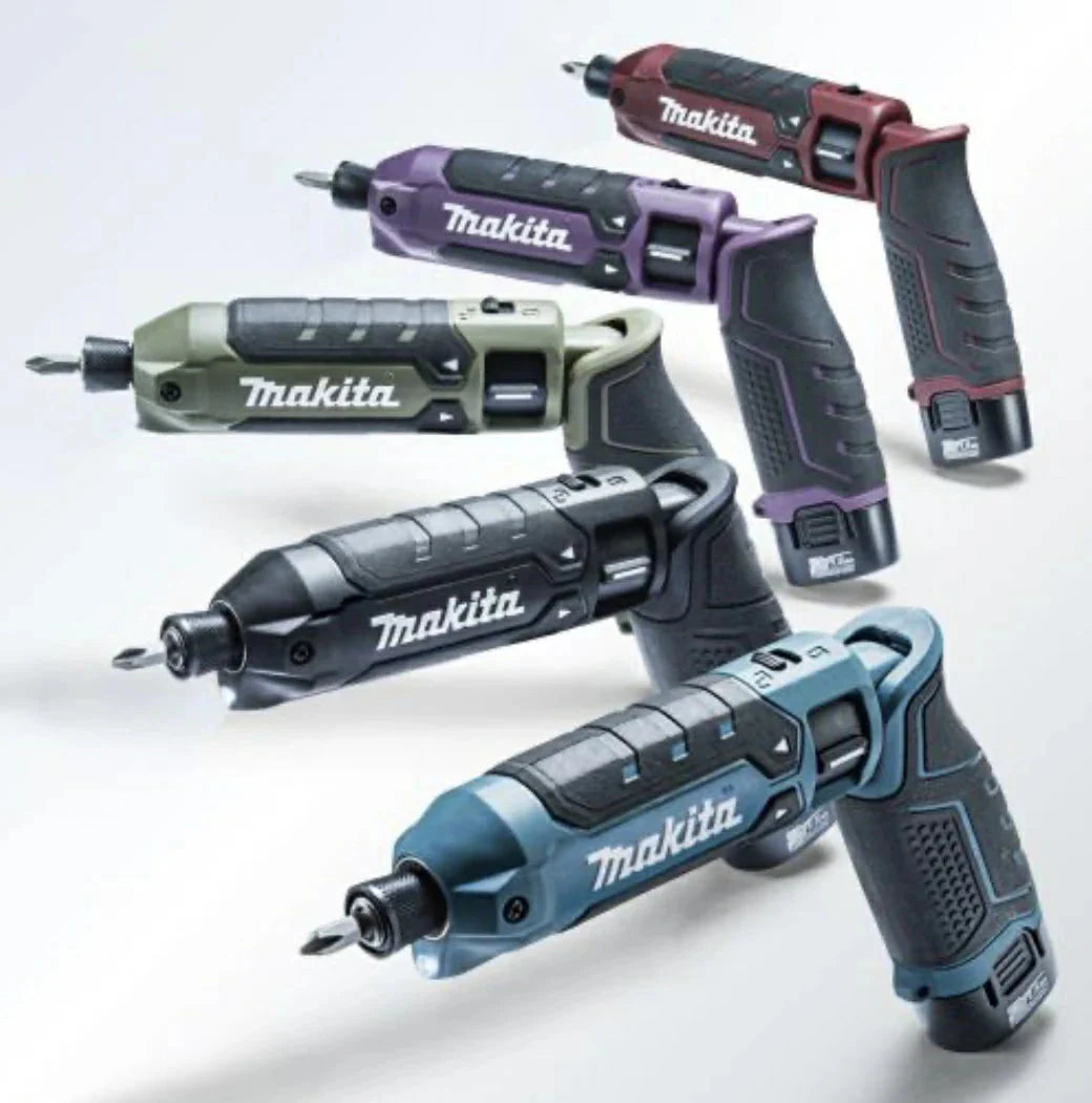 Makita TD023DSHX 無線筆電衝擊起子，配備 BL0715 (1.5Ah) 電池 x2、DC07SB 充電器和塑膠外殼。 Makita