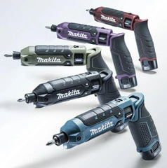 Makita TD023DSHX 無線筆電衝擊起子，配備 BL0715 (1.5Ah) 電池 x2、DC07SB 充電器和塑膠外殼。 Makita